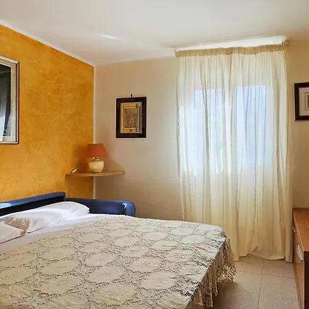 2 Bedroom Awesome In Holiday home *