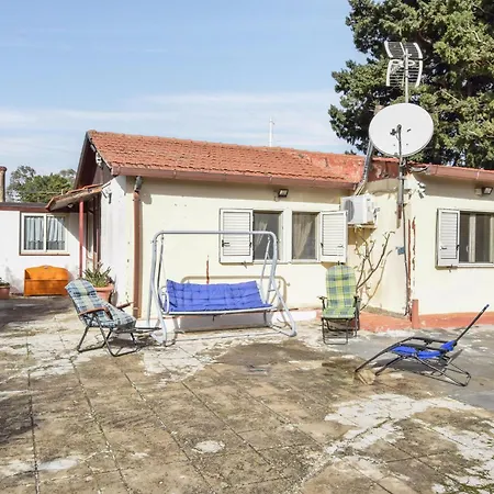 2 Bedroom Awesome In Altavilla Milicia
